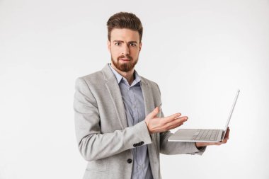 Gömlek giymiş karışık bir genç adam portresi