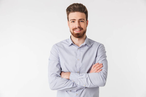 Retrato de un joven sonriente vestido con camisa — Foto de Stock