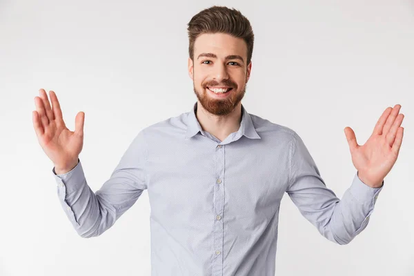 Portrait d'un jeune homme heureux vêtu d'une chemise — Photo