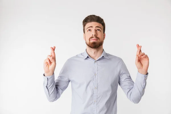 Portrait d'un beau jeune homme habillé en chemise — Photo