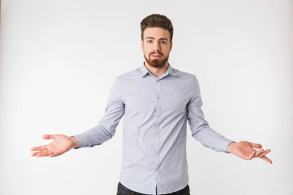 Retrato de um jovem intrigado vestido de camisa — Fotografia de Stock