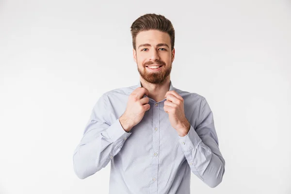 Portrét okouzlující mladý muž oblečený v košili — Stock fotografie