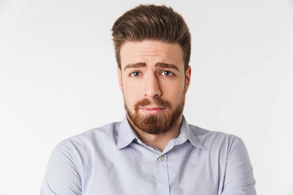 Gros plan portrait d'un jeune homme triste vêtu d'une chemise — Photo