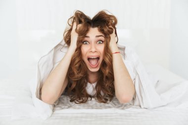 Yatakta yatan bir şok kadın portresi