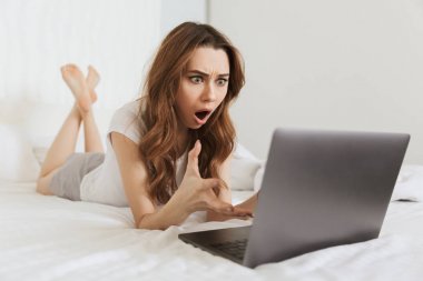 Yatakta yatan bir şok kadın portresi