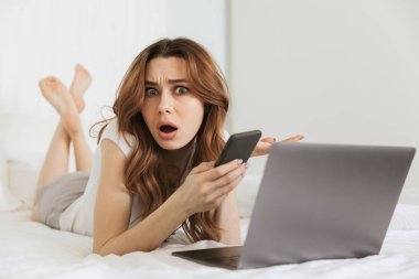 Cep telefonu tutan karışık bir genç kadın portresi