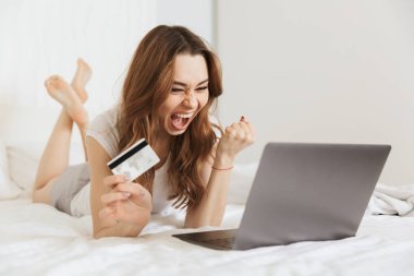 Sarisfied genç kadın gösteren kredi kartı portresi