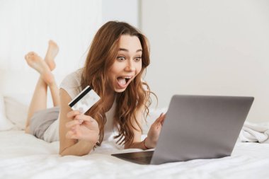 Bir heyecanlı genç kadın gösteren kredi kartı portresi