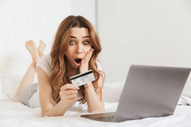 Kredi kartı arayan şok bir genç kadın portresi