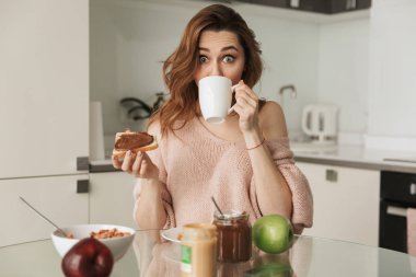 Lezzetli kahvaltı oldukça genç bir kadın portresi