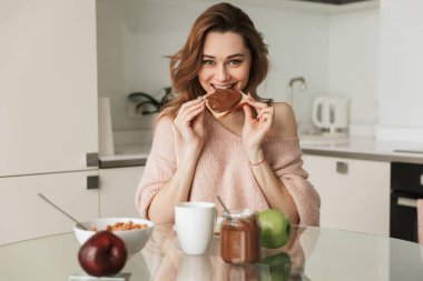 Lezzetli kahvaltı aç bir genç kadın portresi