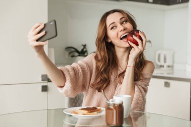 Bir selfie alarak sağlıklı bir genç kadının portresi