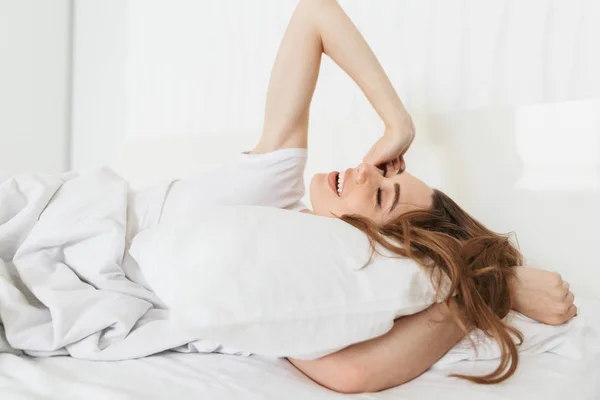 Портрет красивой молодой женщины, лежащей в постели — стоковое фото