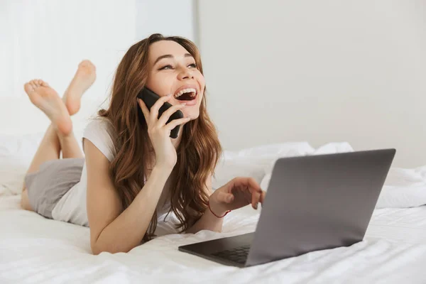 Retrato de uma jovem feliz falando no telefone celular — Fotografia de Stock