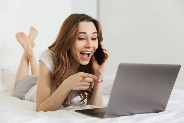 Retrato de uma jovem feliz falando no telefone celular — Fotografia de Stock