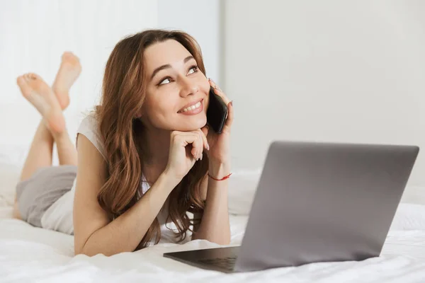 Retrato de una joven soñadora acostada en la cama — Foto de Stock