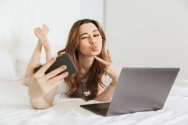 Retrato de uma jovem bonita tirando selfie — Fotografia de Stock