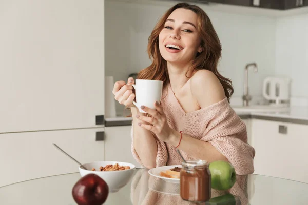 Retrato de una joven sonriente desayunando saludable — Foto de Stock