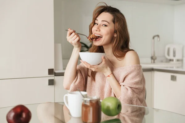 一个满意的年轻妇女有健康的早餐的肖像 — 图库照片