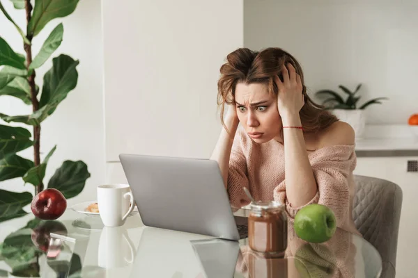 Portret uśmiechający się młoda kobieta, patrząc na laptopa — Zdjęcie stockowe