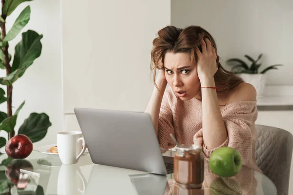 Retrato de una joven conmocionada — Foto de Stock