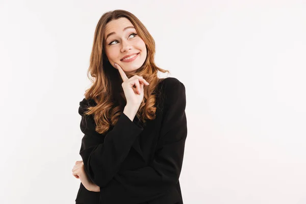 Mujer elegante sonriente pensativa en abrigo tocando su barbilla — Foto de Stock