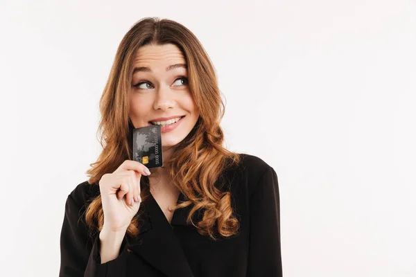 Pensiva donna elegante sorridente in cappotto in possesso di carta di credito — Foto Stock