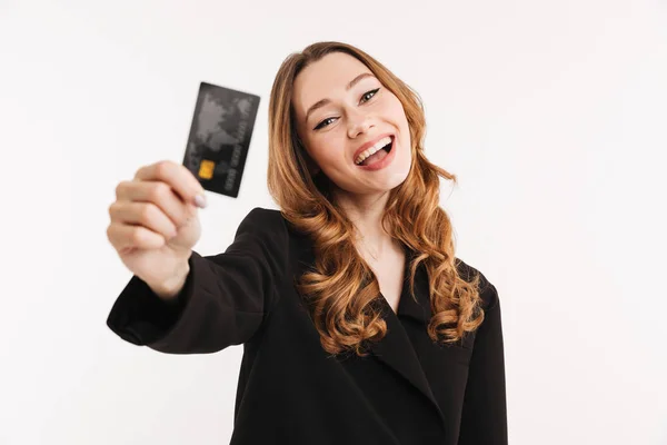 Mulher elegante feliz no casaco mostrando cartão de crédito — Fotografia de Stock