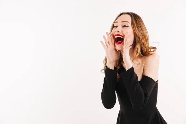 Happy elegantní žena v šatech křičí, zatímco loooking pryč — Stock fotografie