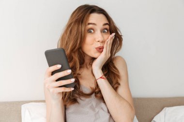 Görüntü eğlenceli utangaç kadın heyecan verici bilgi bulma 