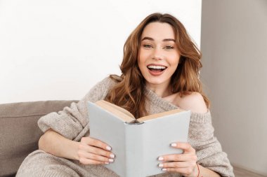 Pastim zevk kıvırcık kumral mutlu genç kadın fotoğrafı