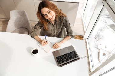 Yukarıda resmini neşeli kadın çalışırken fotoğraf makinesinde arıyor