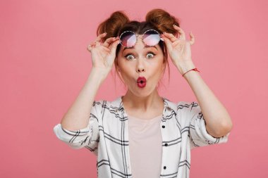 Güneş gözlüğü neşeli bir genç kız portresi kapatın