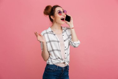 Cep telefonu üzerinde konuşurken bir gülümseyen kız portresi