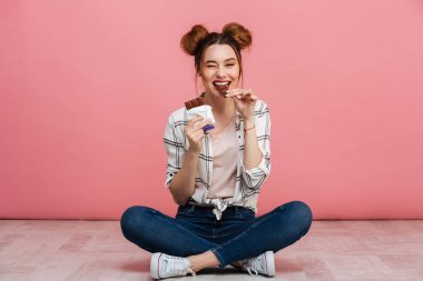 Yeme çikolata neşeli bir genç kız portresi