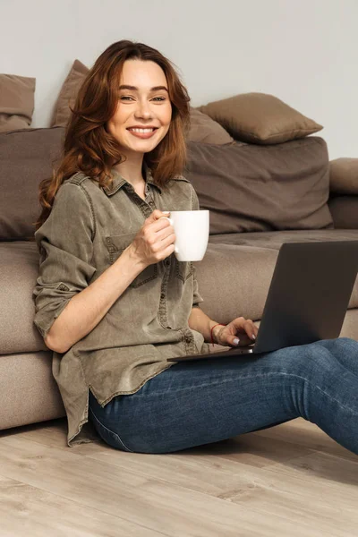 Foto einer entspannten Frau in Freizeitkleidung, die beim Sitzen Freizeit hat — Stockfoto