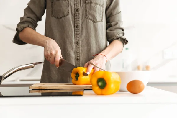 Foto recortada de mujer caucásica cocina dieta comida en apartamento , —  Fotos de Stock