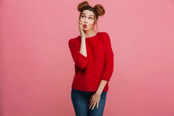 Retrato de uma linda menina olhando para longe — Fotografia de Stock