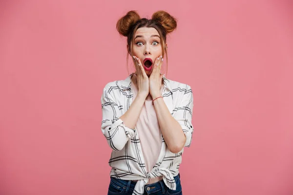 Portrait d'une jeune fille choquée criant — Photo