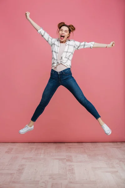 Ολόσωμο πορτρέτο της μια ευτυχισμένη κοπέλα γιορτάζει την επιτυχία — Φωτογραφία Αρχείου