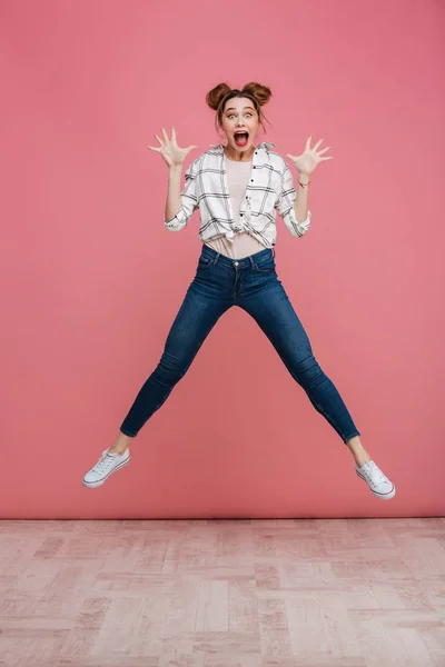 Retrato de comprimento total de uma jovem alegre — Fotografia de Stock