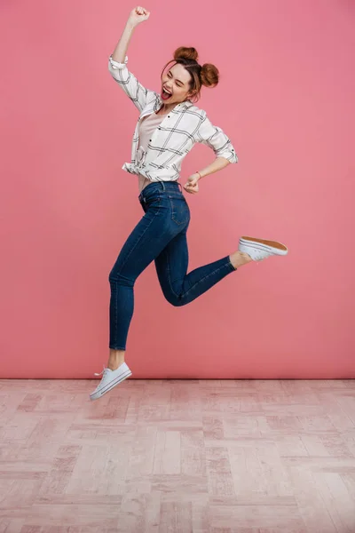 Retrato de comprimento total de uma jovem alegre celebrando o sucesso — Fotografia de Stock