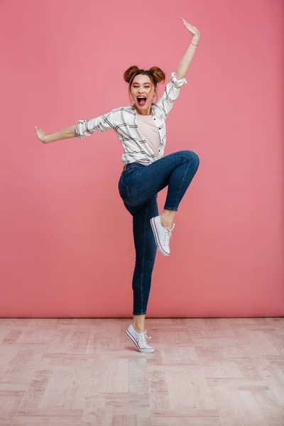 Retrato de comprimento total de uma jovem alegre posando — Fotografia de Stock