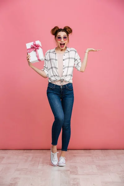 Ganzkörperporträt eines glücklichen jungen Mädchens mit Sonnenbrille — Stockfoto