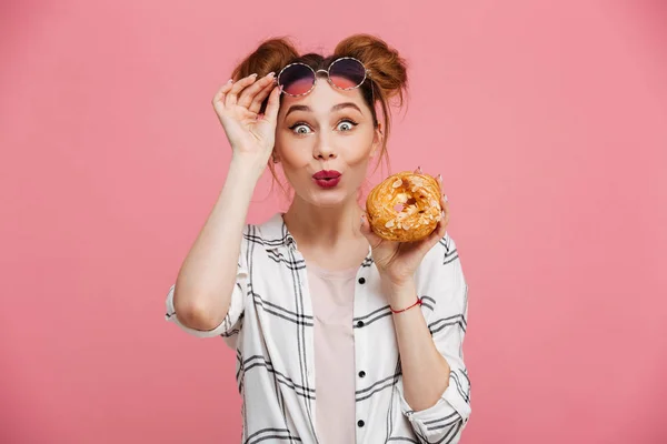 Портрет красивой молодой девушки с вкусным пончиком — стоковое фото