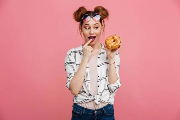 Retrato de una joven encantadora sosteniendo una rosquilla sabrosa — Foto de Stock