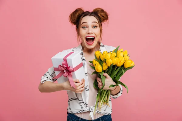 Retrato de uma menina feliz posando — Fotografia de Stock