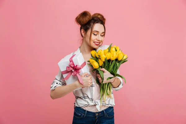 Retrato de una joven satisfecha — Foto de Stock