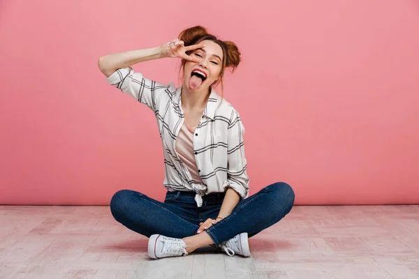 Portrait of a cute young girl sitting on a floor — Stock Photo, Image