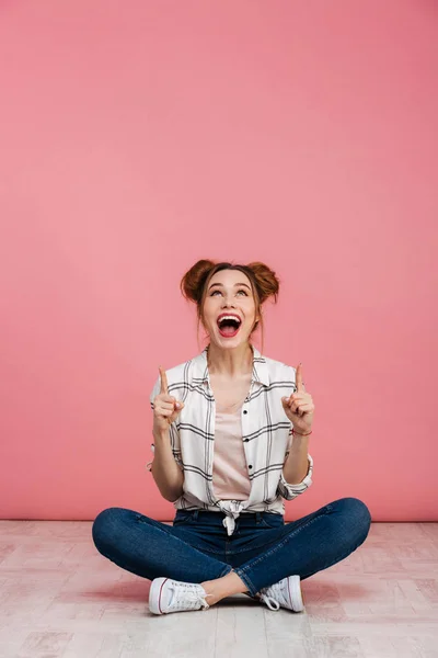 Retrato de uma menina feliz sentada em um chão — Fotografia de Stock